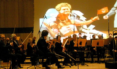Szenen aus Klebes Oper „Chesnakovs Wiederkehr“ im Detmolder Gedenkkonzert. Foto: Andreas Schwabe