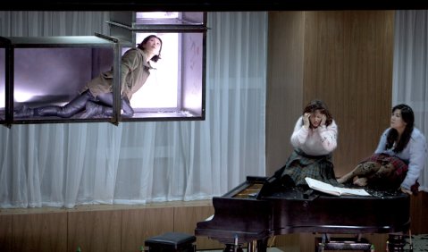 Ovationen für Lachenmanns „Mädchen mit den Schwefelhölzern“ an der Deutschen Oper Berlin. Foto: Bernd Uhlig