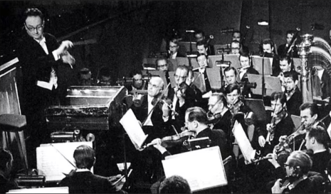 Siegfried Kurz im Orchestergraben des Großen Hauses der Staatstheater Dresden, ca. 1972-1978. Foto: Historisches Archiv der Sächsischen Staatstheater Dresden, Erwin Döring