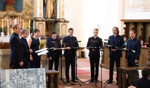 Singer Pur Tage 2019: Die Stammbesetzung, erweitert um die Gäste Stefan Steinemann und Jan Kuhar, in der Kirche auf dem Adlersberg. Foto: Juan Martin Koch