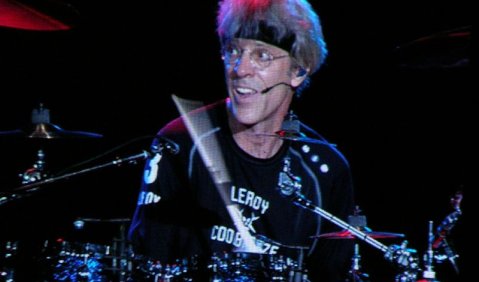 Rocklegende Stewart Copeland auf Europa-Tour. Foto: https://commons.wikimedia.org/wiki/File:Stewart_Copeland_2007.jpg