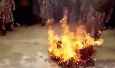 Taliban verbrennen Musikinstrumente. Foto: Screenshot Video