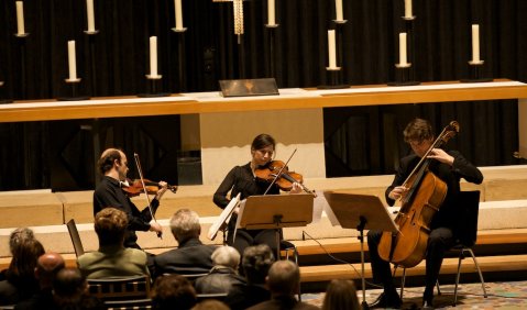 Konzert für Terezín: Simon Roturier, Barbara Buntrock und Jakob Spahn in der Berliner Kaiser-Wilhelm-Gedächtnis-Kirche. Foto: Sven Sewitz