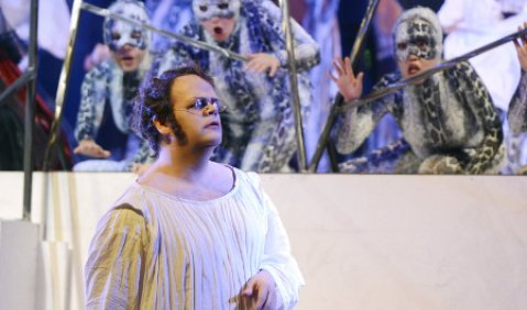 Schubert im Wurstelprater: Erik Fenton in „Des Teufels Lustschloss“ am Mainfranken Theater Würzburg. Foto: Mainfranken Theater