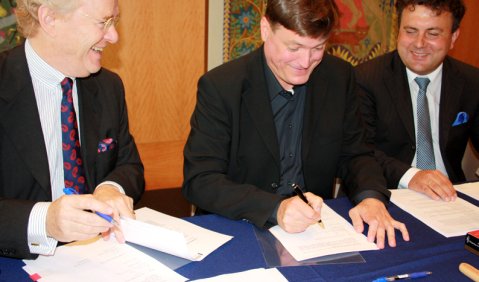 Der neue Künstlerische Leiter der Salzburger Osterfestspiele Christian Thielemann bei der Vertragsunterzeichnung. Links Peter Alward (Osterfestspiele), rechts Orchesterdirektor Jan Nast (Staatskapelle Dresden) . Foto: Michael Ernst 