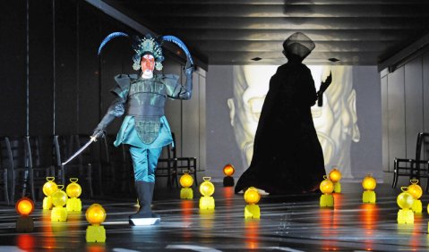 Farbiger Bilderbogen mit tieferer Bedeutung: Máté Sólyom-Nagy als Ètan i Jeffrey Chings „Das Waisenkind“. Foto: Lutz Edelhoff/Theater Erfurt