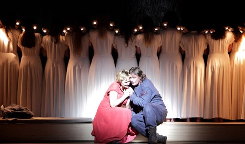 Anja Kampe und Klaus Florian Vogt in Andreas Kriegenburgs Münchner „Walküre". Foto: Wilfried Hösl