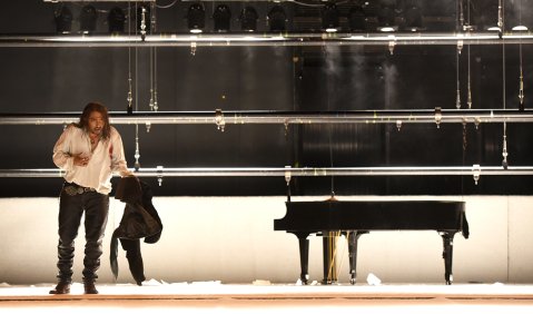 Jules Massenets Werther am Theater Regensburg: Amar Muchhala in der Titelpartie. Foto: Juliane Zitzlsperger