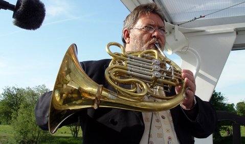 Peter Bromig spielt auf der MS Schwalbe Manos Tsangaris' "Beiläufige Stücke: Schwalbe". Foto. Stefan Pieper