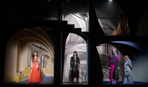 Stadttheater Giessen: ZAIRA - Zaira (Naroa Intxausti), ihr Bruder Nerestano (Na'ama Goldman), ihr Vater (Kouta Räsänen) und der Ritter Castiglione (Kornel Maciejowski). Foto: Rolf K. Wegst