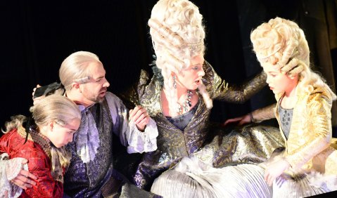 Max Emanuel Cencic (Arminio), Layla Claire (Tusnelda), Statisterie. Foto: Falk von Traubenberg