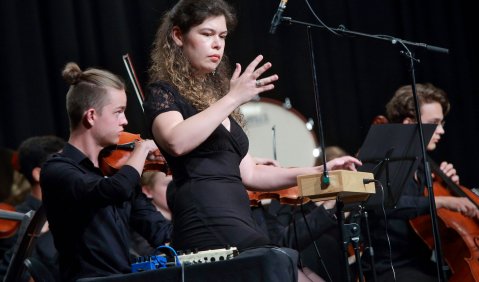 Verena Marisa am Theremin mit den Streichern des Pestalozzi–Gymnasiums München Gitte Peters (Dirigentin) / Fotograf: Peter Schlipf