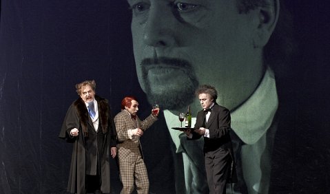 Stephen Owen (Ritter Blaubart), Christopher Busietta (Werner) und Mark Bowman-Hester (Josua) in der Augsburger Reznicek-Produktion. Foto: A.T. Schaefer
