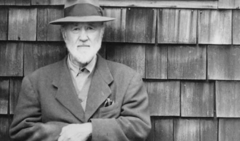 Charles Edward Ives vor seinem Haus in West Redding, Connecticut 1948. Foto: Archiv