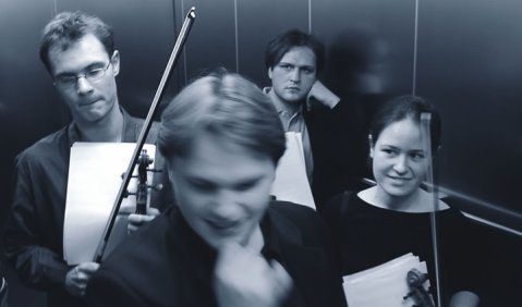 Allegorischer Schnappschuss im Fahrstuhl der Stuttgarter Musikhochschule: das Ausbildungsinstitut als 