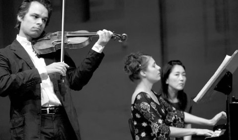 Benjamin Schmid (Violine) und Ariane Haering (Klavier) gestalteten das Auftaktkonzert zum diesjährigen Mozartzyklus des Festivals. Foto: A. Köhring