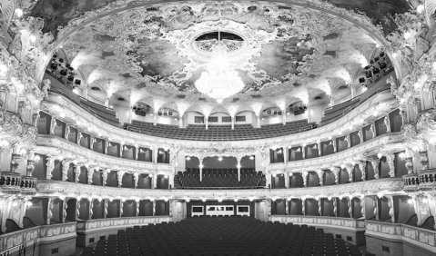 Der Prunk des vergangenen Jahrtausends gepflegt im neuen Europa: Innenansicht der Prager Oper. Foto: Oper Prag