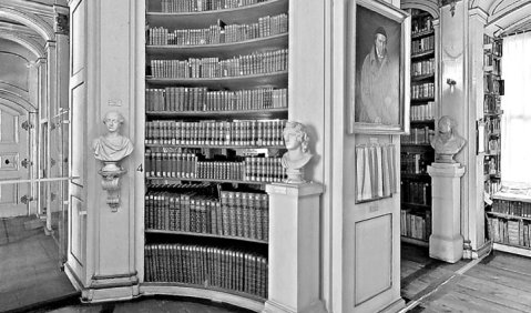 Während sich die Bücherregale durch antiquarische Neuanschaffungen wieder füllen können, werden die Notenschränke leer bleiben. Foto: Torsten Hemke