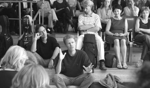 „Spielraum 2”: Mitglieder des Freiburger Barockorchesters, des ensemble recherche und Publikum im Gespräch im Rahmen des „Spielraum” über das Thema Struktur (Moderation: Isabel Mundry). Im Bild: Gottfried von der Goltz (FBO), Christian Dierstein (e.r.); e