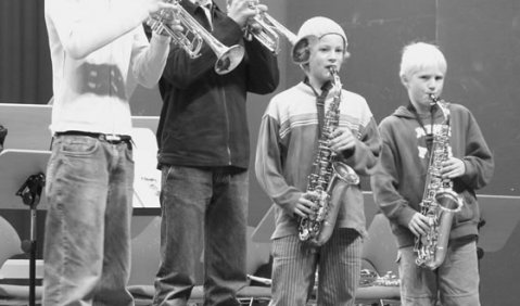 Vom Jazzfieber gepackt: Bayerns Jazzer-Nachwuchs beim Workshop „Jugend jazzt“ in Marktoberdorf´. Foto: Bayerische Musikakademie Marktoberdorf 