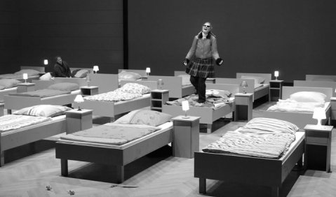Bettenlandschaft als Gräberfeld: die Ehefrau (Liisa Viinanen) tanzt auf der Matratze. Foto: Thilo Bleu/Theater Bonn
