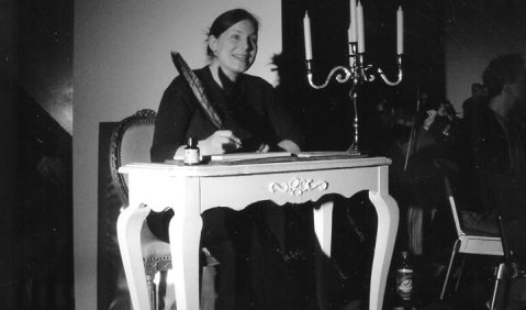 Clara Schumann an ihrem Schreibtisch. Foto: Studentenorchester Münster