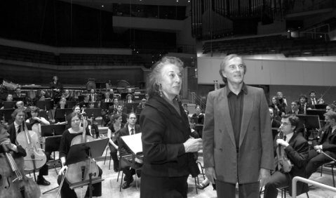 Lea Rosh, Initiatorin des Holocaust-Mahnmals, und Lothar Zagrosek mit den Musikern der Jungen Deutschen Philharmonie. Foto: David Ausserhofer