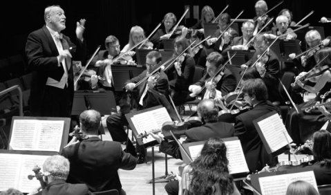 Das London Philharmonic Orchestra unter der Leitung von Kurt Masur
