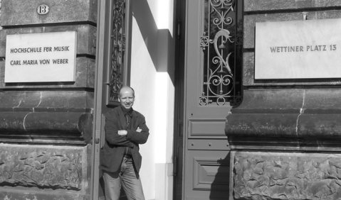 Dr. Jörn Peter Hiekel vor der Hochschule für Musik „Carl Maria von Weber“ Dresden. Foto: Archiv