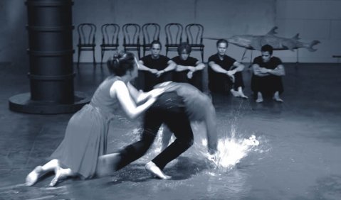 In Jan Müller-Wielands neuem Musiktheater „Die Irre oder Nächtlicher Fischfang“ geraten Mann und Frau oft heftig aneinander. Sie küssen und sie schlagen sich, haben sich aber wenig zu sagen. Foto: Thilo Beu/Theater Bonn