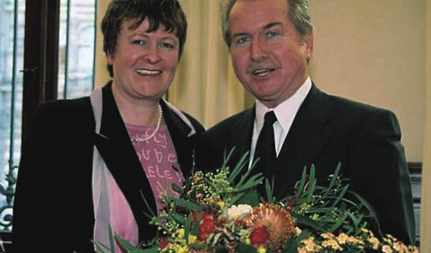 Magdalene Linz mit ihrem Amtsvorg&auml;nger Johannes M. Metzger. Foto: ABDA