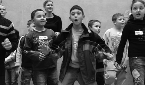Ende benoteter Prozessionen: Kinder der Essener Herbart-Schule, für die es keine Unterrichtsstunde mehr ohne Tanz und Musik geben soll. Foto: Philharmonie Essen