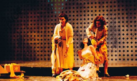 Dritte Szene: Der Gelbe Stern geht in Serie. Eva Schneidereit, Kristine Larissa Funkhauser und Iris Marie Kotzian spielen drei jüdische Frauen in Alex Nowitz‘ „Bestmannoper“. Foto: Theater Osnabrück