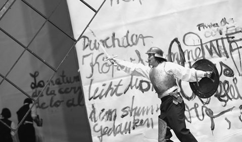Im ewigen Kampf gegen die Windm&uuml;hlen: Hye-Soo Sonn als fahrender Ritter &bdquo;Don Quijote&ldquo;. Foto: Olaf Struck