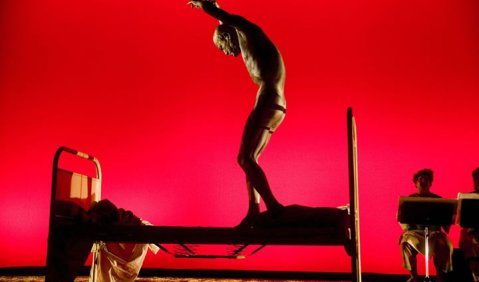 Ko Murobushi als tanzender Toter: magisch-morbides Bild aus Julio Estradas „Murmullos del páramo“. Foto: R. Bulgrin