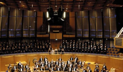 Schlussapplaus: Orchester mit Komponist. Foto: Tonhalle Düsseldorf