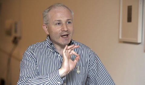 Zwei Komponisten, ein Auftraggeber: George Benjamin (li) und Hanspeter Kyburz schreiben für Roche Commissions. Beide Fotos: F. Hoffmann-La Roche Ltd