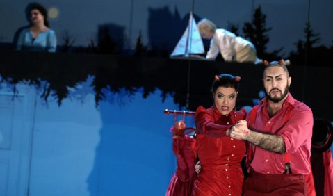 v.l.n.r: Chantal Mathias, Lucas Hering, vorne Astrid von Feder, Laurence Gien. Foto: stage picture/Thomas M. Jauk