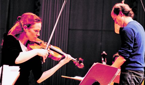 Carolin Widmann und Peter Rundel proben für das Musik-der-Zeit-Konzert im Westdeutschen Rundfunk Luigi Nonos „Varianti“. Foto Charlotte Oswald