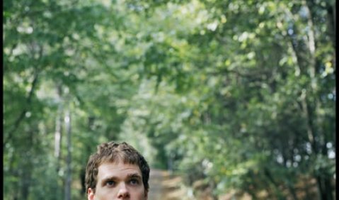 Ein-Mann-Band beim Waldspaziergang: Tobias Kuhn ist Monta. Foto: Monta