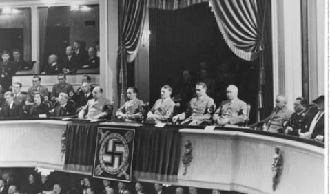 Gemeinsame Jahrestagung der Reichskulturkammer und der NS-Gemeinschaft „Kraft durch Freude“ (KdF) am 27. November 1936 im Deutschen Opernhaus an der Bismarckstrasse in Berlin-Charlottenburg; in der Ehrenloge (von links): Walther Funk, Joseph Goebbels, Ado