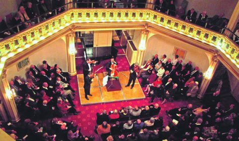 Wie einst in den Wiener Palais: das Emerson String Quartet mit Beethoven im Oktogon des R&ouml;merbadhotels. Foto: Charlotte Oswald