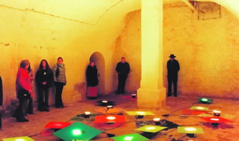 Auch das gehört zur Musik: Paul Schwers Licht-Klirr-Installation „petit lait“ in Donaueschingen. Foto: Charlotte Oswald