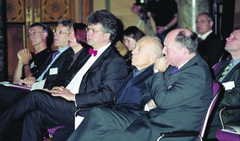 Kongresseröffnung (v.r.): Martin Maria Krüger (Präsident des Deutschen Musikrates), Heiner Geißler (Bundesminister a.D.) und Christian Höppner (Generalsekretär des Deutschen Musikrates). Foto: Deutscher Musikrat