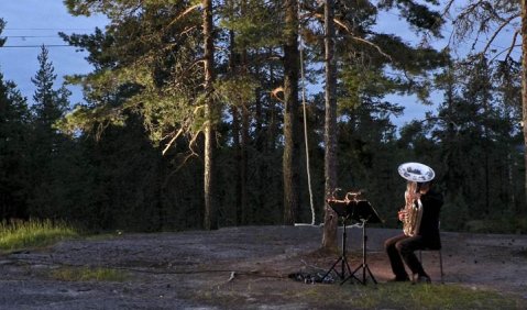 Finnische Mitternacht auf dem kahlen Berge: Petri Keskitalo bläst ein Solo. Die Seilakrobatin hat sich vorerst zurückgezogen. Foto: Juan Martin Koch