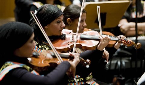 Beethoven mit und ohne Kopftuch: Streicherinnen des Cairo Conservatory of Music Orchestra. Foto: Barbara Frommann
