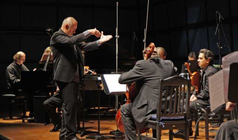 Beim Abschied: Manfred Reichert und das Ensemble 13. Foto: ONUK