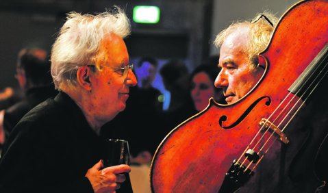 Tage der Neuen Musik bieten auch anr&uuml;hrende Momente: Beim diesj&auml;hrigen &bdquo;Eclat&ldquo;-Festival in Stuttgart wurde Dieter Schnebels erstes Streichquartett uraufgef&uuml;hrt (siehe Bericht auf den Seiten 43/44). Bei einem Empfang danach begegneten sich Komponist und Fe