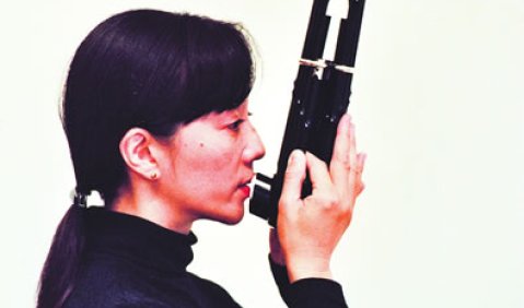 Einatmen, ausatmen, immer entströmen schöne Töne und Klänge den sieb­zehn Bambuspfeifen der Shô, der japanischen Mundorgel: Mayumi Miyata hat ihre Shô zum Solo-Instrument gemacht, für das ihr viele bekannte Kompo­nisten eigene Werke schrieben. Foto: Charl