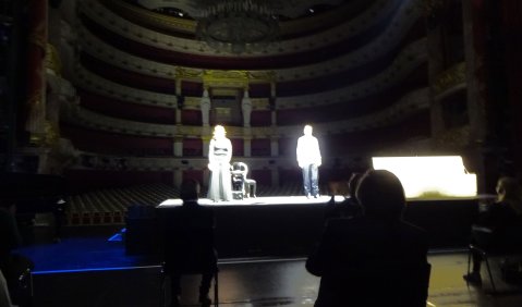 Bariton Michael Nagy und Piansistin Sophe Reynaud mit kleinem Publikum auf der Bühne des Nationaltheaters. Foto: Wolf-Dieter Peter